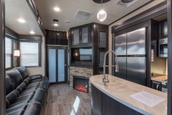 2018 Dutchmen Voltage V3805